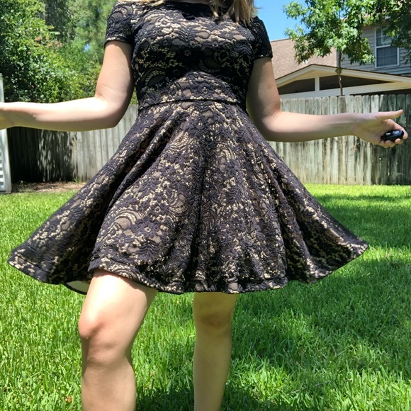 Lace dress - Picture 3 of 3